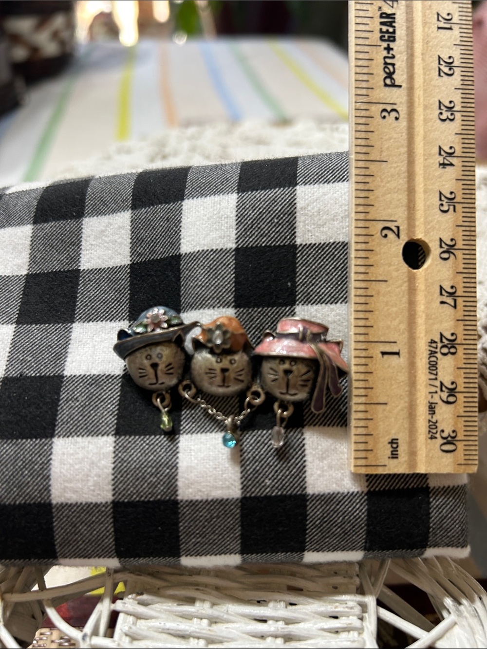Vintage AJMC Three Felines Sitting Side By Side Brooch Adorned With Crystals - Picture 6 of 8